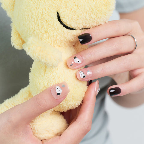 Dashing Diva Magic Press Snoopy Nail & Pedi 2-Piece Set + Snoopy Nail Pouch (Gift)