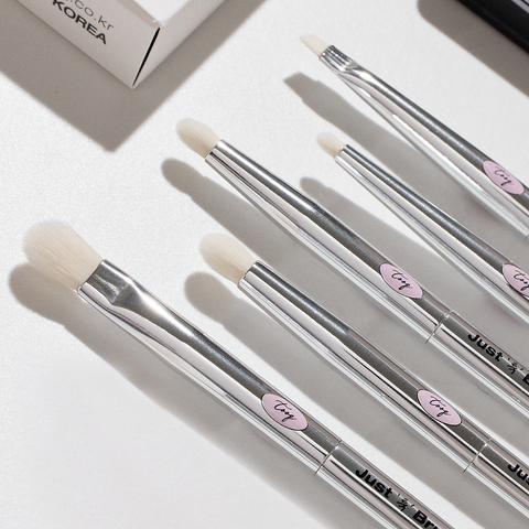 TooQ Just Tuk Eyeshadow Brush