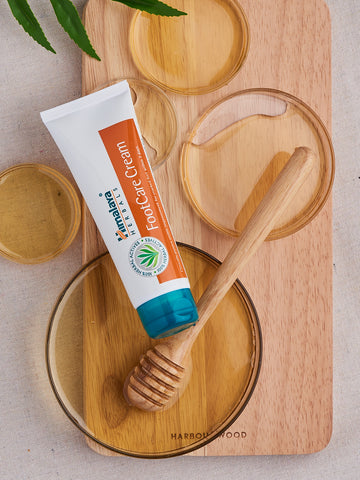 Himalaya Foot Care Exfoliating Cream 75g + Glass Foot File Set